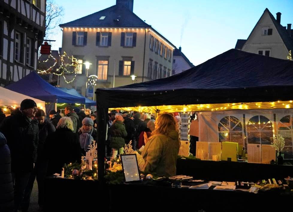 In den Abendstunden ist es auf dem Güglinger Weihnachtsbummel am schönsten. Fotos: Stadt Güglingen