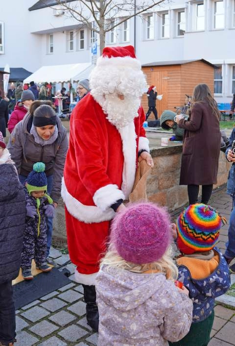 Der fröhliche Weihnachtsmann ist ein gern gesehener Gast.