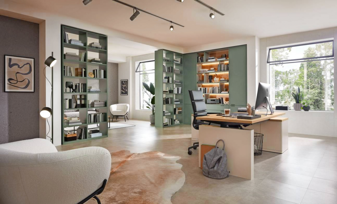 Praktisch für die Bewohner, wenn die Bücherregale von zwei Seiten zugänglich sind - so können sie als Raumteiler dienen. Foto: RMW Wohnmöbel/VDM/dpa