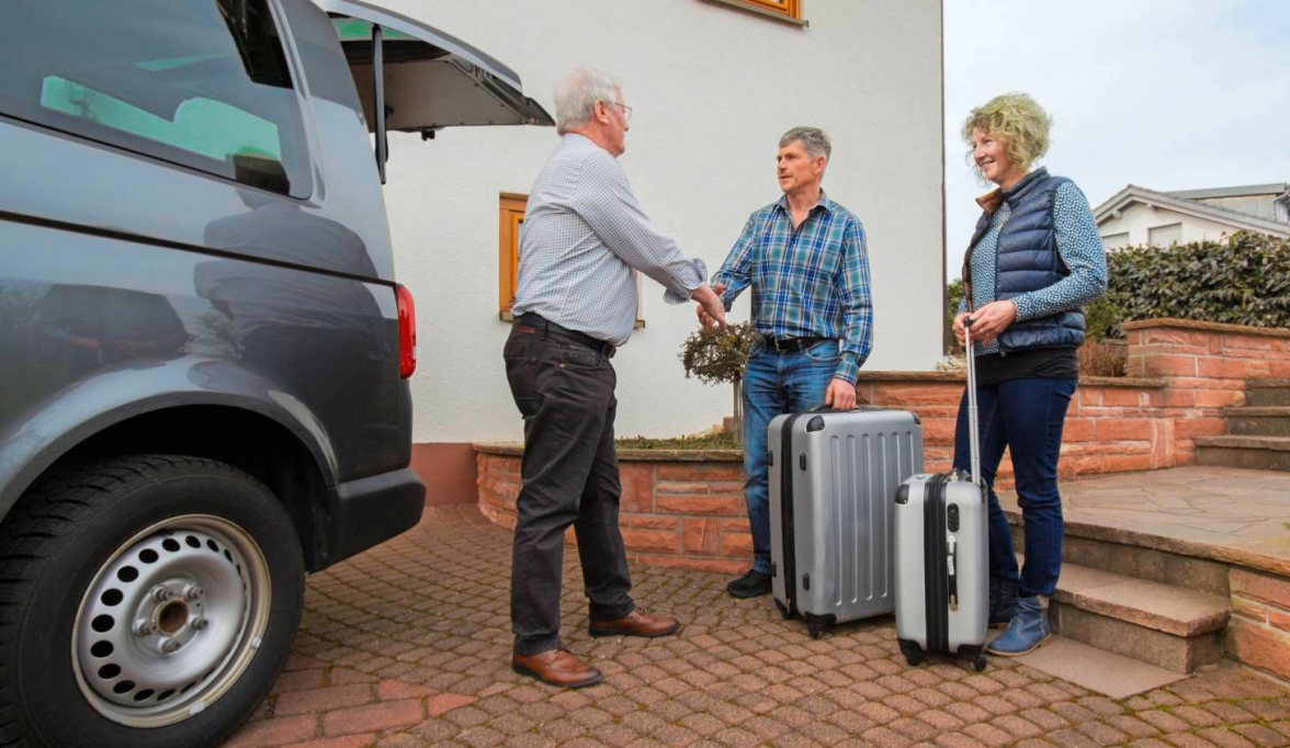 Die Gäste werden bequem und zuverlässig direkt zu Hause abgeholt und zu einem zentralen Zustieg gebracht - ohne Parkplatzsuche, ohne Kofferschleppen, ohne Stress.