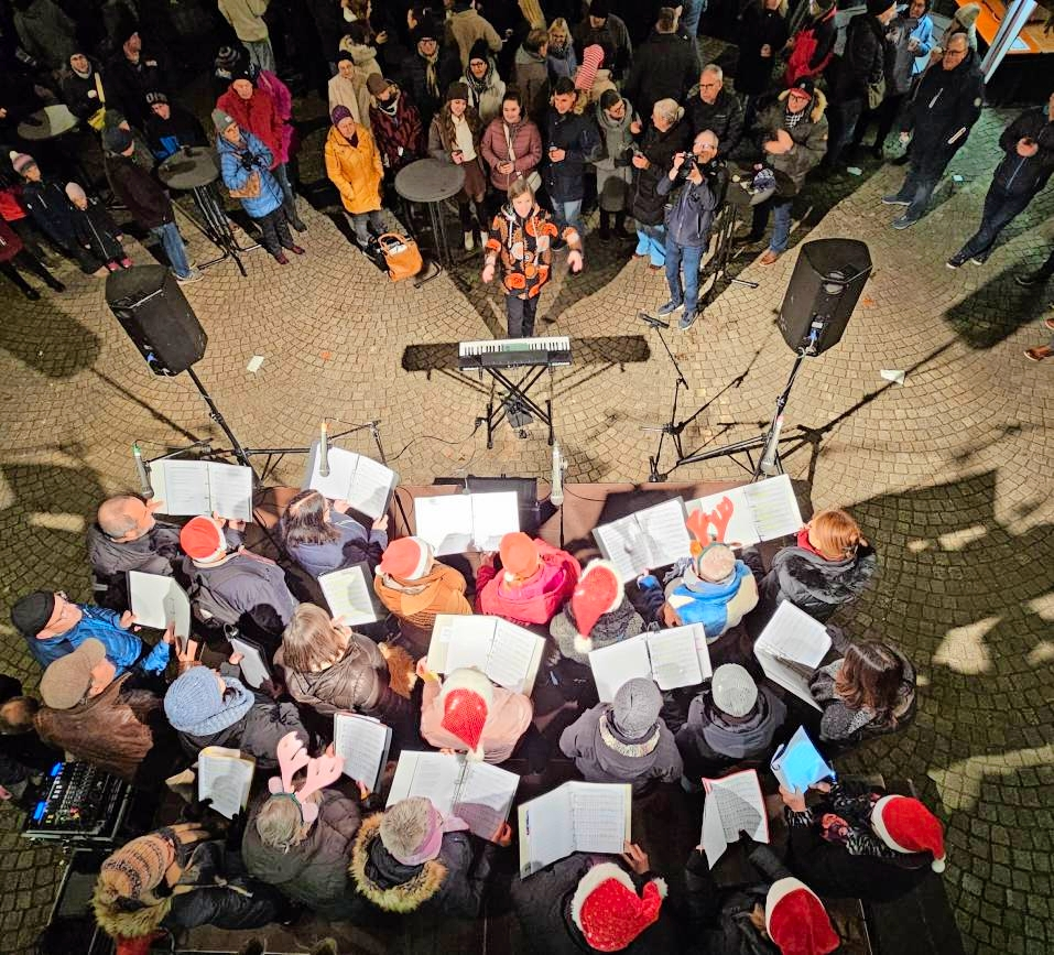 Fester Bestandteil des Brackenheimer Adventsmarktes ist Musik. Sie reicht vom offenen Singen bis hin zur Karaoke. Fotos: Stadt Brackenheim C f