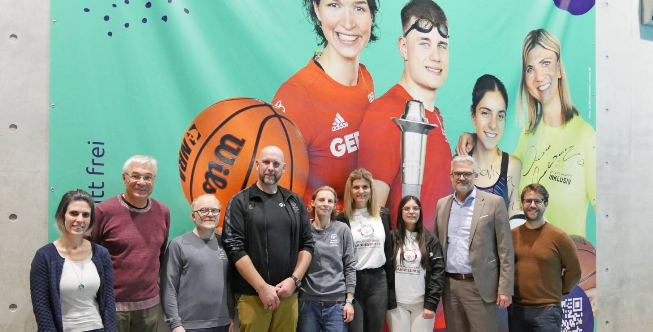 Auch ein Banner erinnert an die SOBW-Landesspiele: Jessica Korber, Uwe Schuster, Michael Lohfink, Heiko Wipfler, Nina Miketta, Zsuzsanna Dede, Rozaliya Khudeeda, OB Steffen Hertwig und Hansjörg Kiefer.