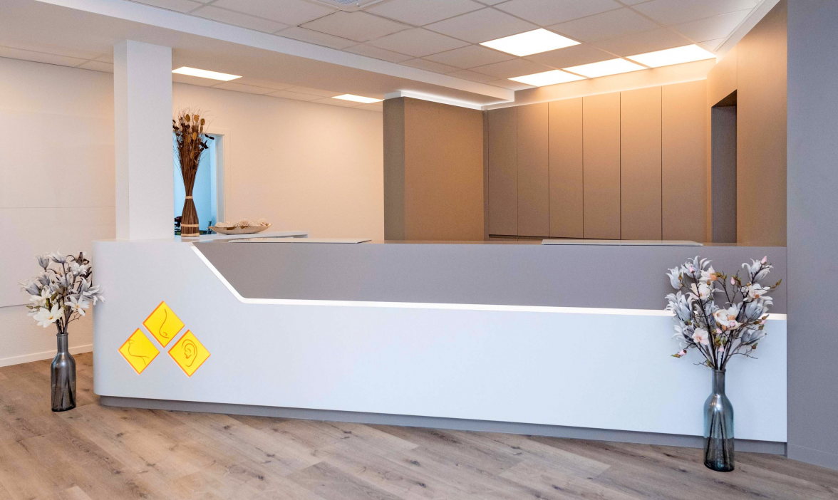 Freundliche Farben, hochwertige Materialien und eine offene Architektur - hier können sich Patienten wohlfühlen.