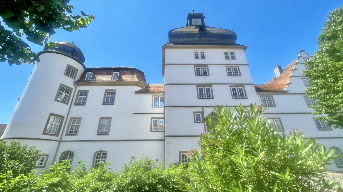 Schloss Pfedelbach beherbergt heute den Bürgersaal, die ehemalige Schlosskapelle sowie zahlreiche Wohnungen.
