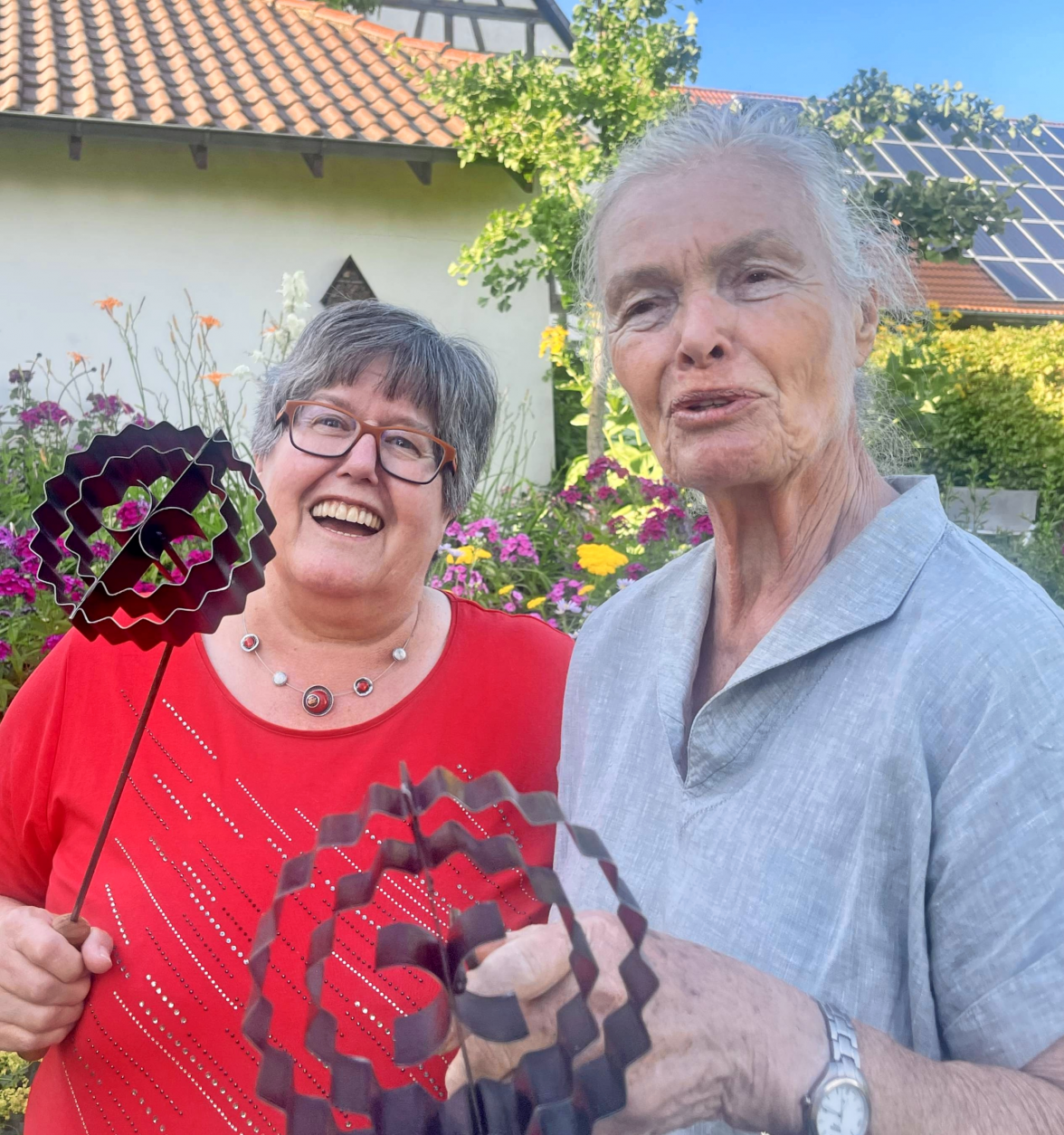 Renate Bender (links) und Renate Heinrich fertigen mit blumenförmigen Eisen ihre Rosenküchle.