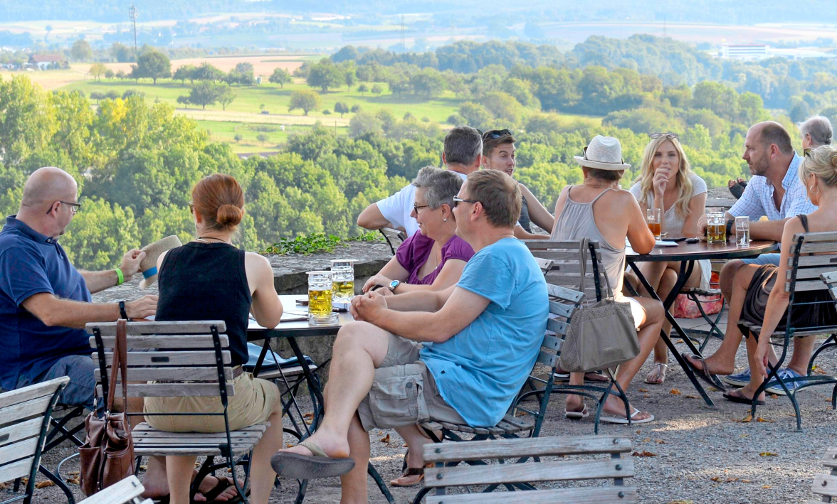 Vom gemütlichen Biergarten aus bietet sich den Besuchern ein unschlagbarer Panoramablick über das Schozachtal.